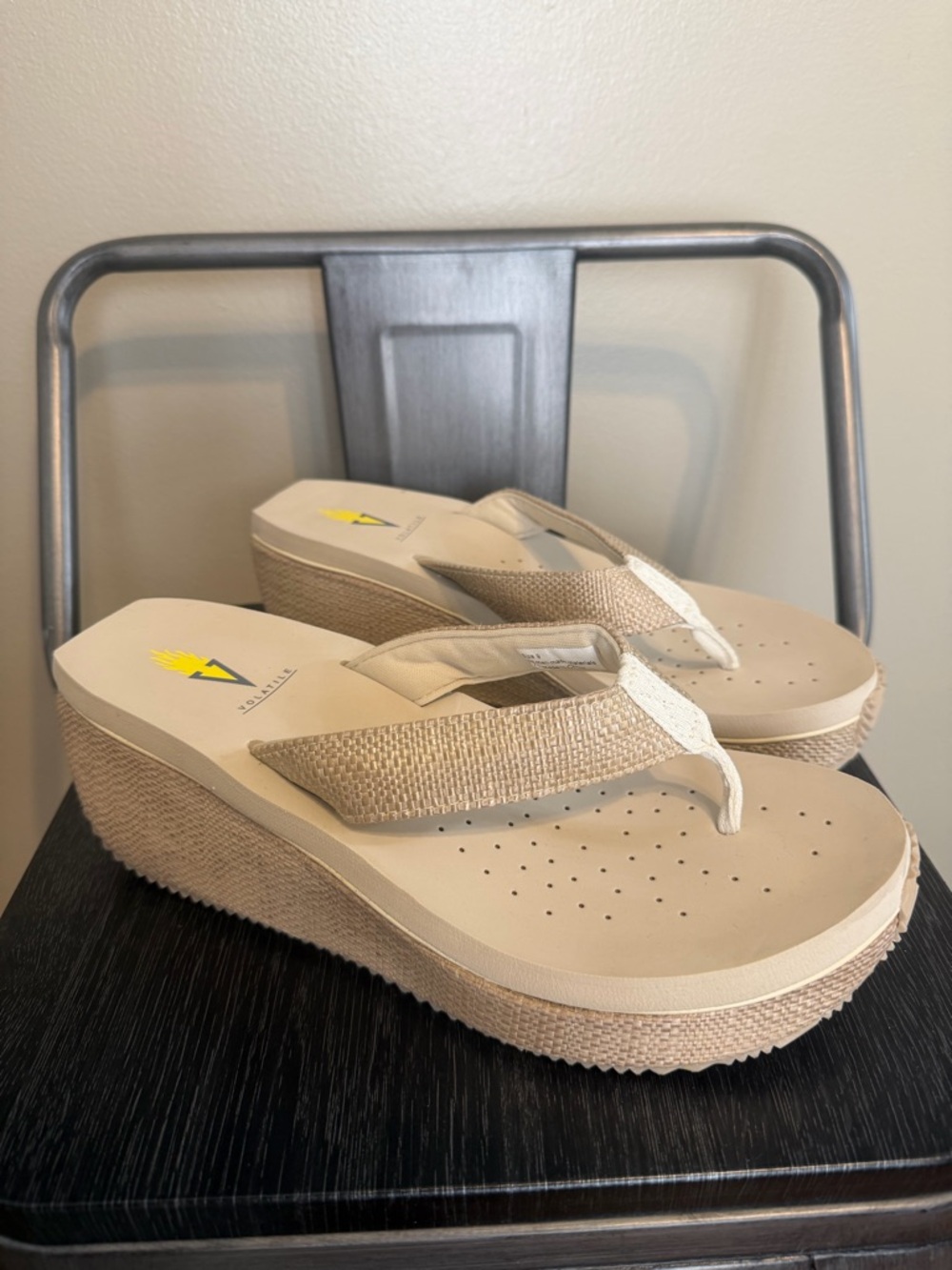 Volatile Wedge Flip Flop Sandals Women’s Size 9 Beige Raffia Platform